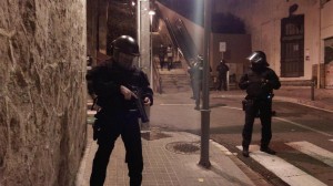 400 antidisturbios han registrado la Kasa de la Muntanya donde han identificado a la prensa que se acercaba y han cerrado lo perímetro. Foto: La Directa