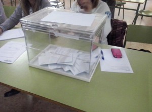 Una de las urnas instaladas para la elecciones de este jueves.