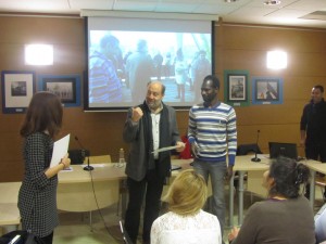 Once vecinos y vecinas del Casco Histórico han recibido de manos de José Manuel Alonso el diploma por haber participado en el curso “Conviviendo en el barrio”, en el marco del programa de Mediación vecinal que impulsa el PICH.