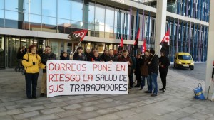 Esta mañana CGT se ha concentrado en las puertas de los juzgados de Zaragoza. Foto: CGT