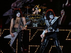 Paul Stanley, Eric Singer (al fondo) y Tommy Thayer actuando en Gasteiz en junio de 2010. Foto: Alberto Cabello (CC BY 2.0) 