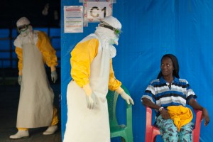 Kadia, de 20 años, dió positivo en Ébola y es una de las personas en tratamiento. Foto: Peter Casaer (MSF)