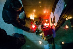 Velas en el portal de Esther. Foto: Pablo Ibañez (AraInfo)