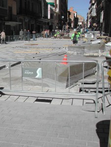 Imagen de los dos prismas de granito, todavía cubiertos por plástico.