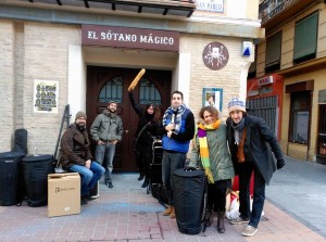 Er Zulo en la puerta de El Sótano Mágico. Foto: Er Zulo