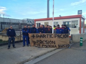 Pancarta a las puertas de las CAF. Foto: IA-GTI