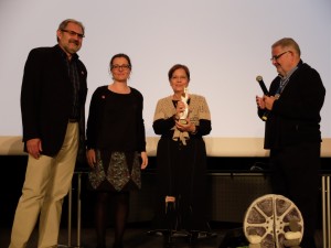Cecilia Bartolomé recibió un trofeo de manos de la directora de Espiello, Patricia Español. 