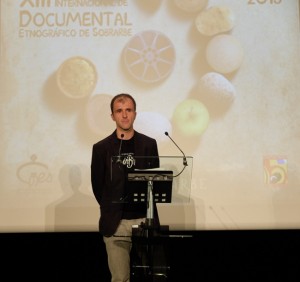 El ainsetano Maxi Campo, director del documental 'Descubriendo a Mosen Bruno' hizo una breve presentación de su trabajo.