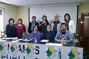Representantes políticos y de las organizaciones durante la firma.