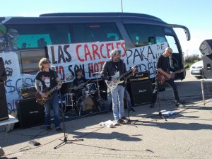 Manolo Kabezabolo y Los Ke No Dan Pie Kon Bolo durante su actuación en la Marcha. Foto: JMM