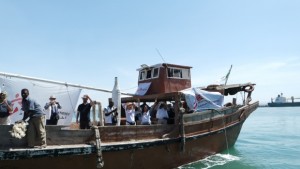 Barco con material de emergencia y personal MSF llegando a Adén, Yemen. Foto: Jochen Ganter (MSF) ©