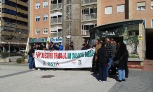 La plantilla de Umbela en una protesta en la sede de la empresa. Foto: Osta