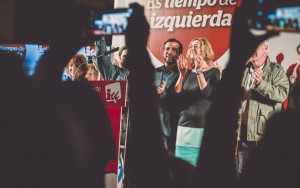 Alberto Garzón junto a Patricia Luquin y Cayo Lara en el arranque de campaña en Zaragoza. Foto: IU Aragón