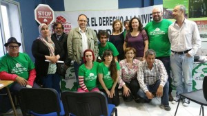 La PAH Teruel con representantes de los partidos durante el acto.