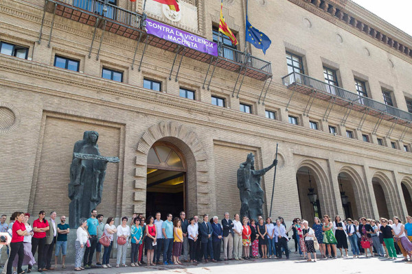 La Corporación municipal ha guardado un minuto de silencio en memoria de Alexandra. Foto: Miguel Gracia García 