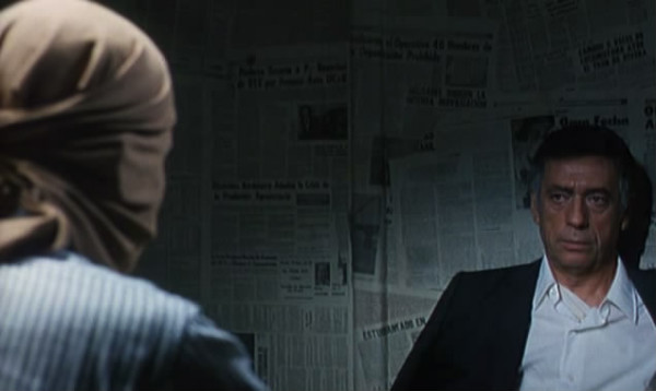 Yves Montand como Philip Michael Santore, en un fotograma de Estado de sitio, de Costa-Gavras.