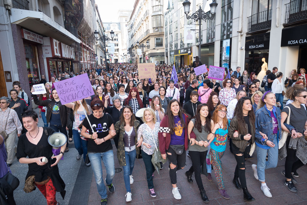 centenares de personas en una manifestación