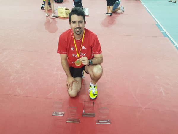Jorge Cardona (Publimax), con sus cuatro trofeos.