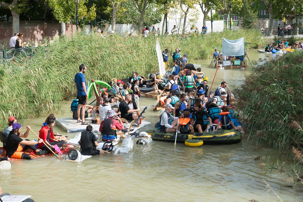 Un grupo de personas en barcas en el canal imperial de zaragoza como ejemplo de evento popular