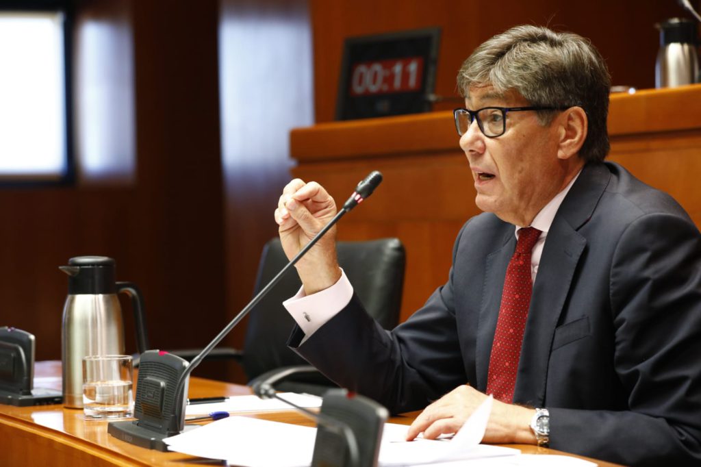 Aliaga se despide colando por la gatera la telecabina de unión entre Astún y Candanchú
