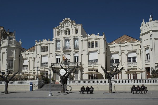 El casino de uesca que alberga el circulo oscense, un edificio blanco