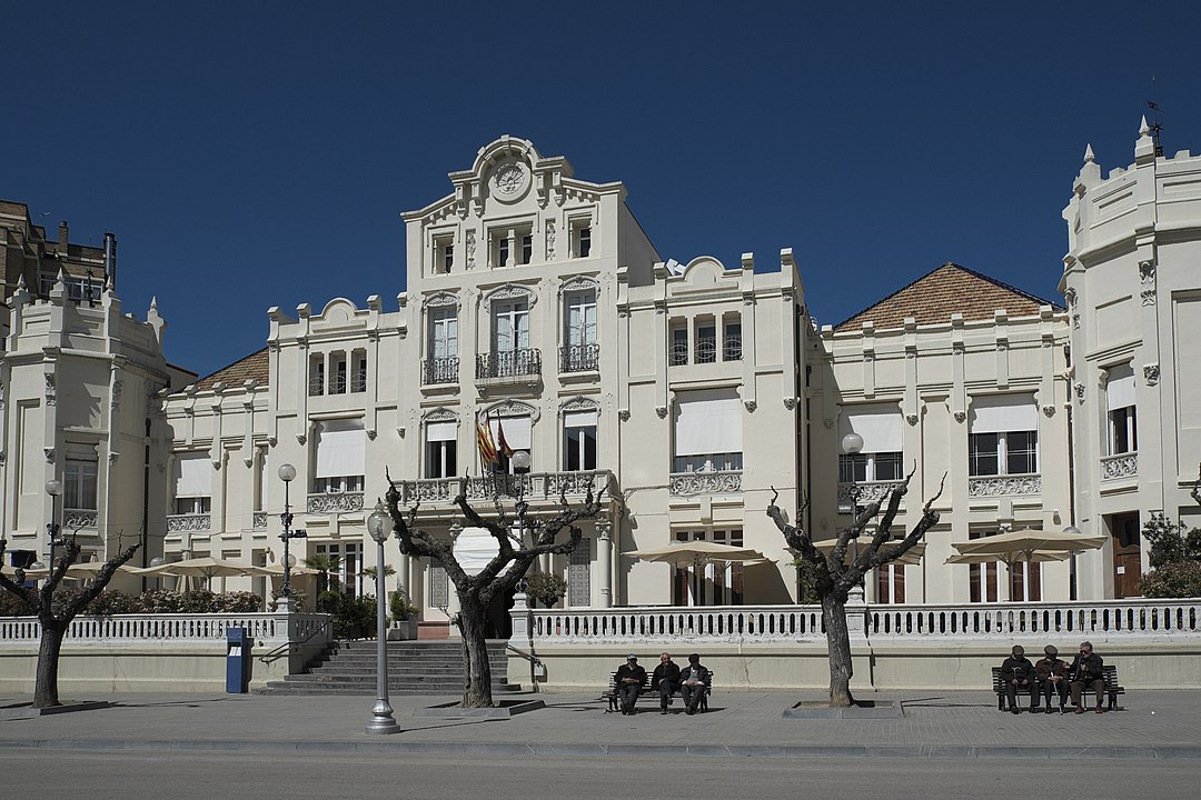 El casino de uesca que alberga el circulo oscense, un edificio blanco