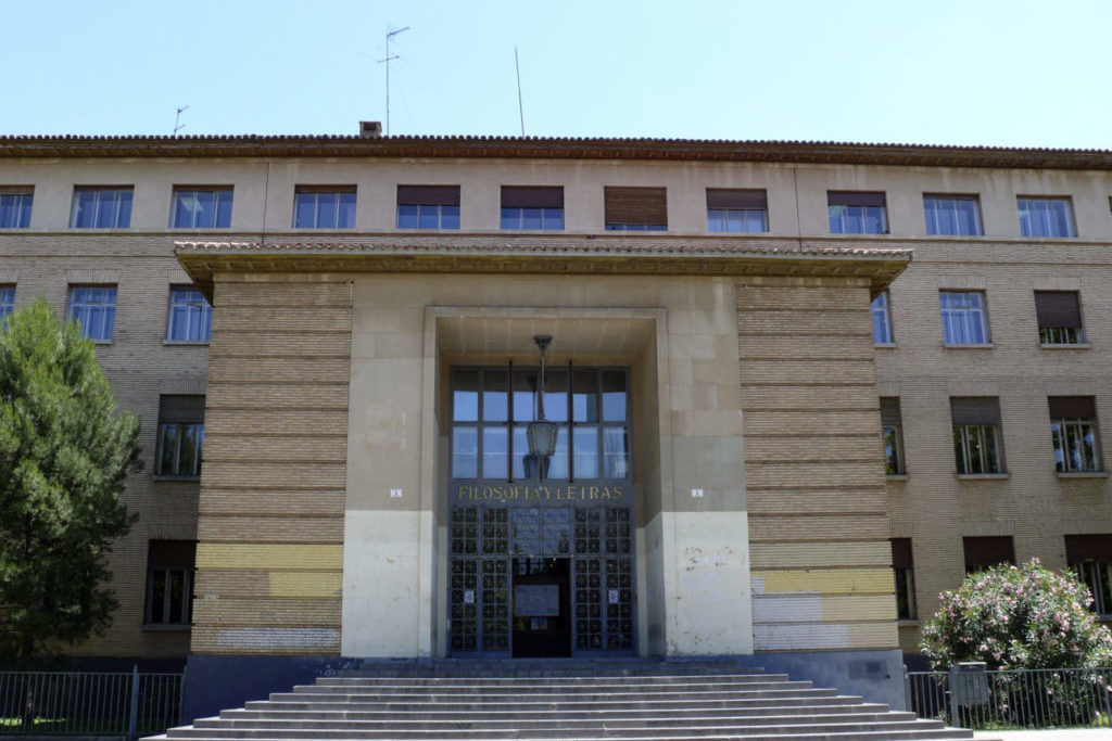 Fachada de la facultad de Filosofía y Letras de la Universidad de Zaragoza