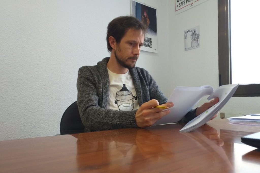 Zésar Corella de espacio municipalista Teruel leyendo unos papeles