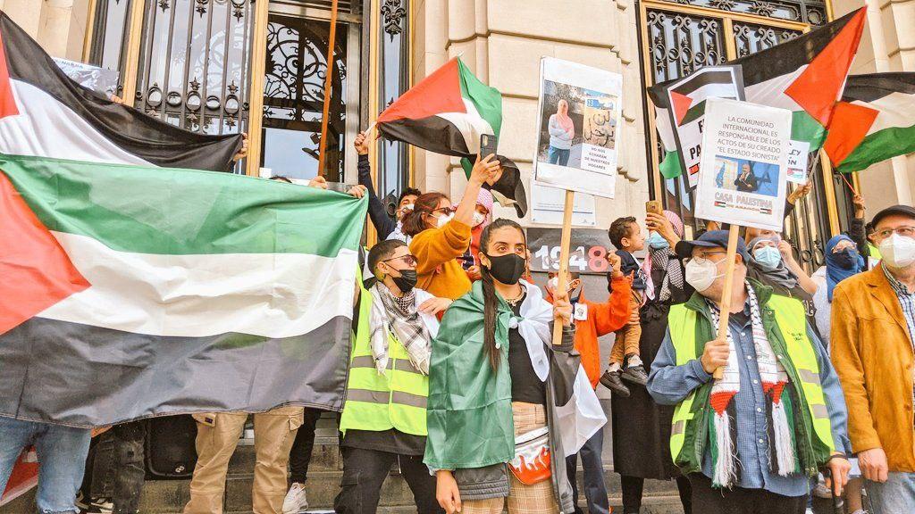Manifestantes en una concentración en Zaragoza ondean banderas de Palestina, rojas, verdes, blandas y negras en apoyo al pueblo palestino en paraninfo