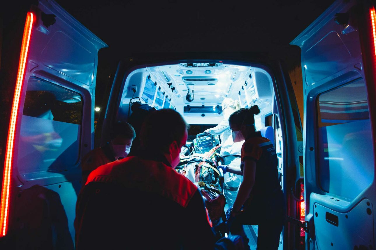 Un grupo de personal sanitario en la puerta trasera de una ambulancias