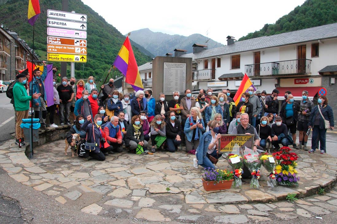 Un grupo de personas posando en el monolito que rinde homenaje a la Bolsa de Bielsa