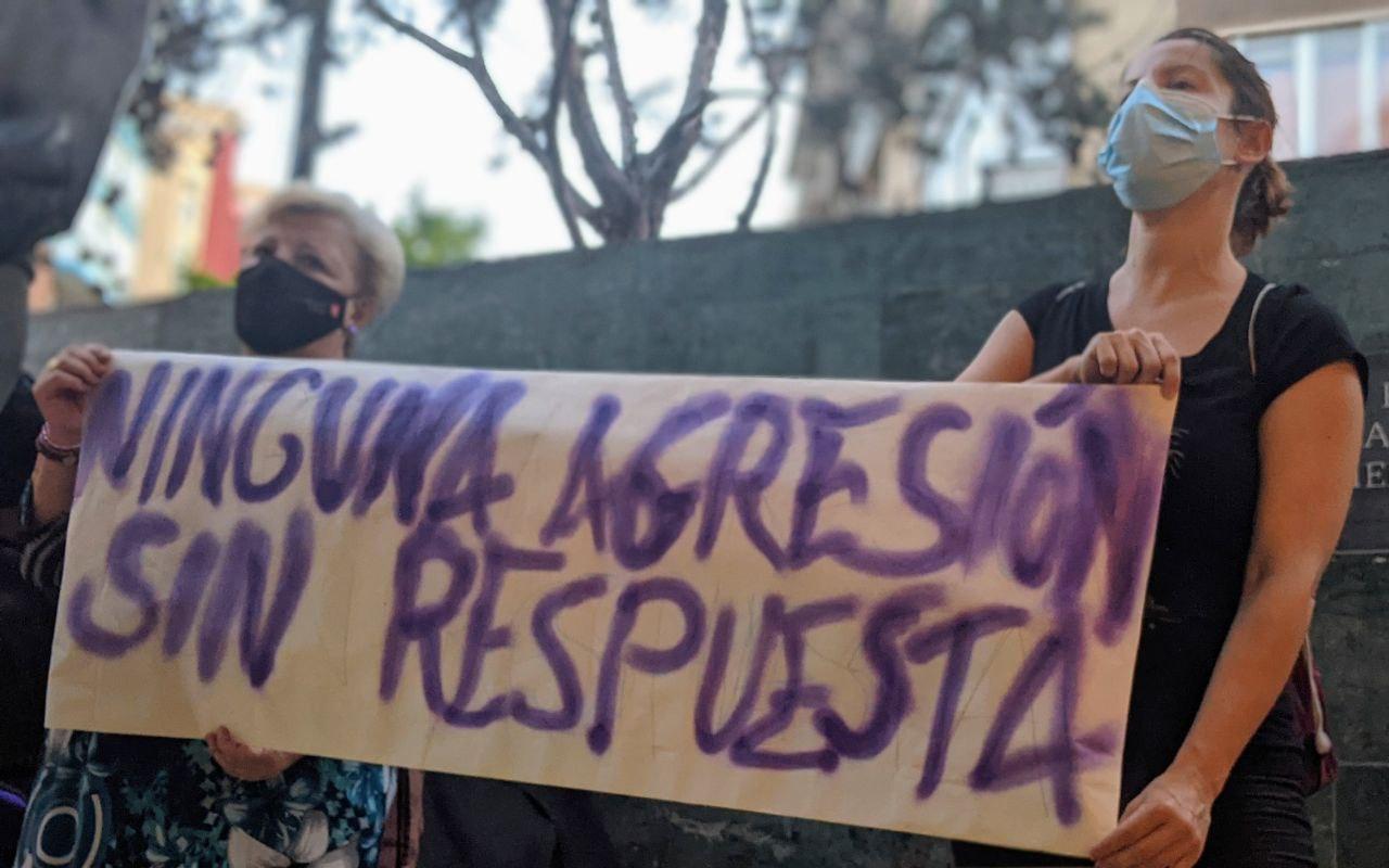 cartel que pone ninguna agresión sin respuesta