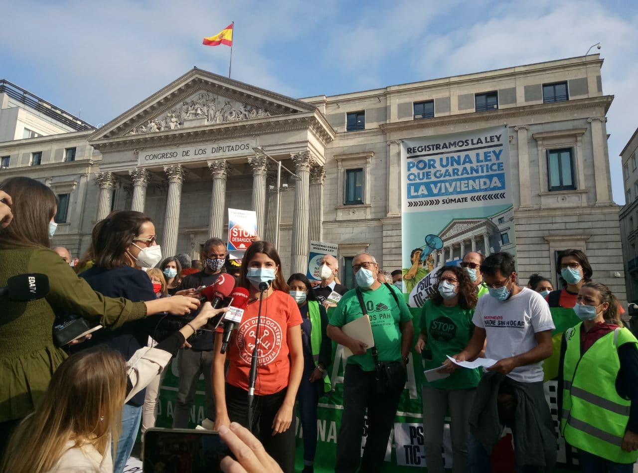 una persona hablando sobre la ley de vivienda a las puertas del congreso
