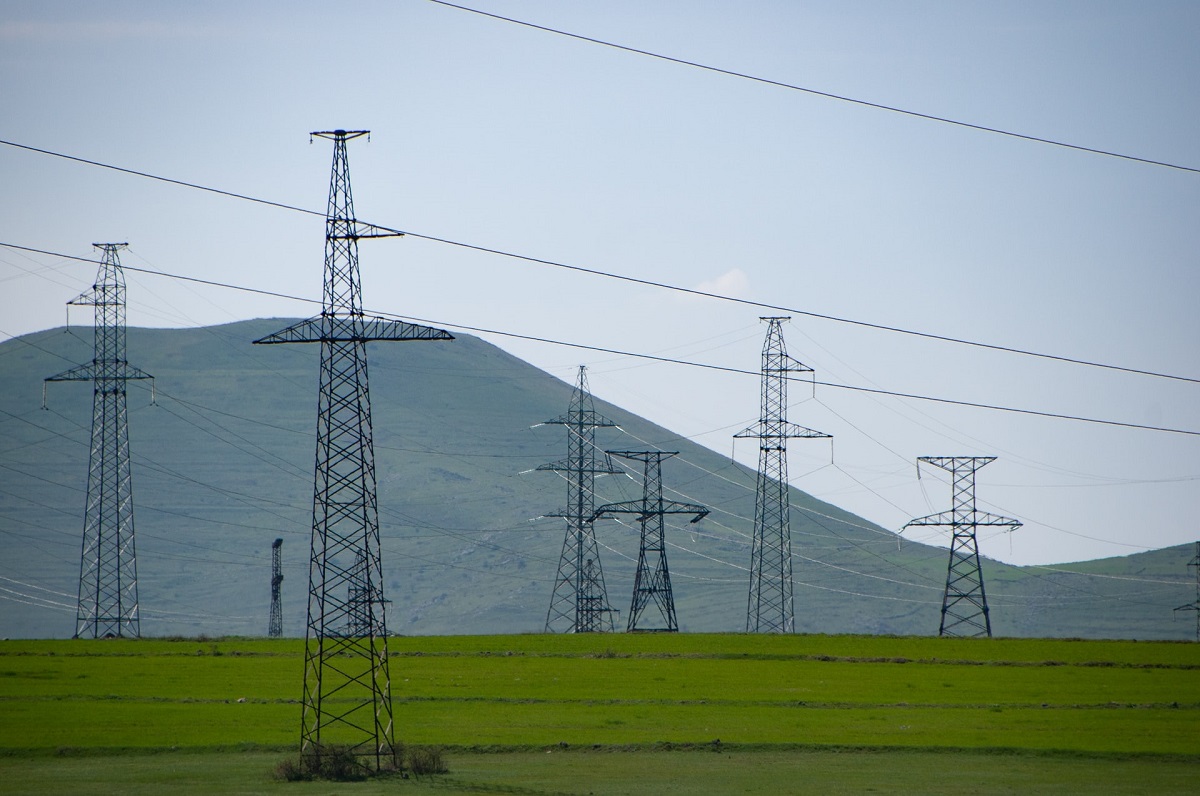 Una torres de energía en un campo
