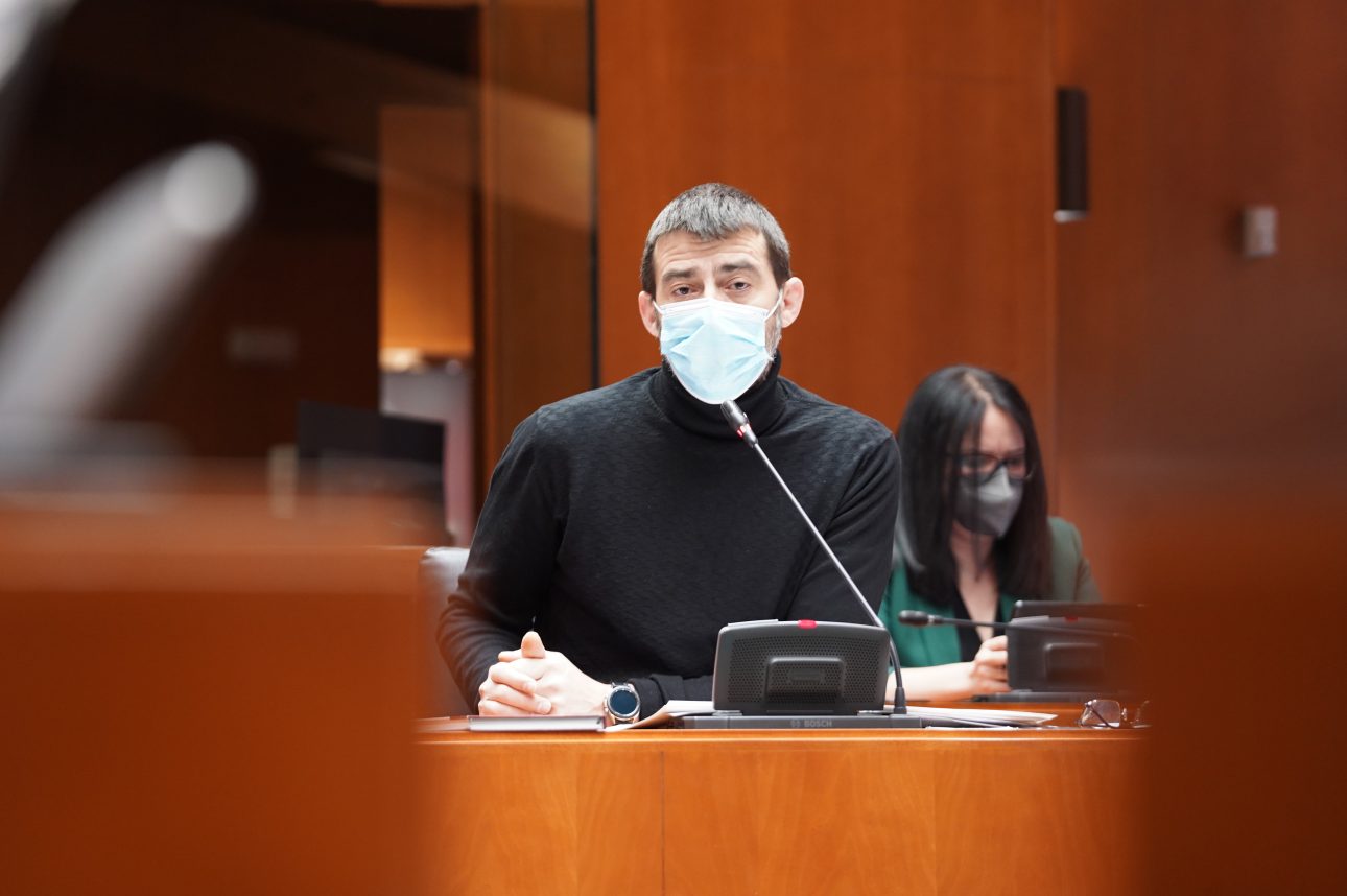 Álvaro Sanz sentado en su asiento de las cortes durante una comisión de educación