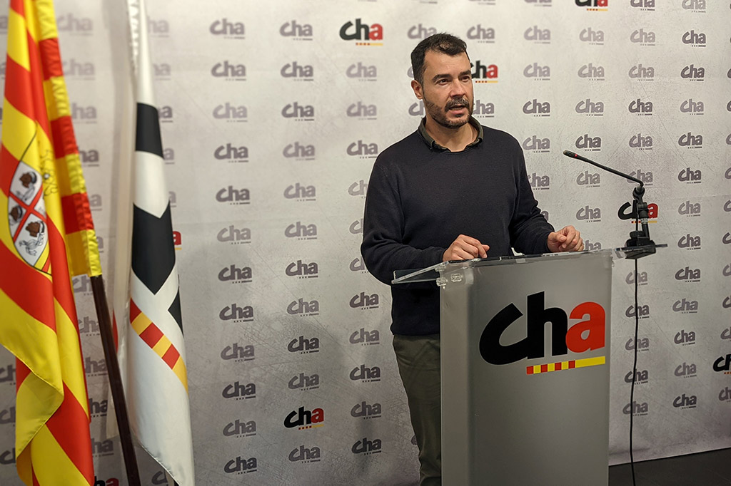 Chuaquín en la sede de cha hablando sobre la portada