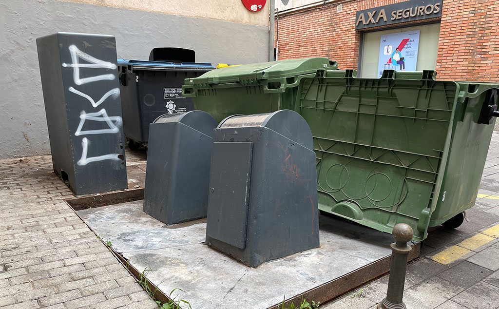 Contenedores soterrados en la calle San Andrés que necesitan reparación según Ganar Teruel