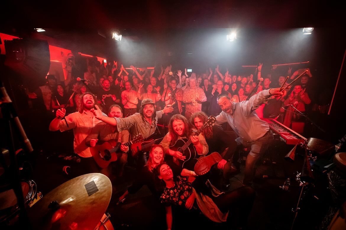 El grupo cordovas posa en uno de sus conciertos