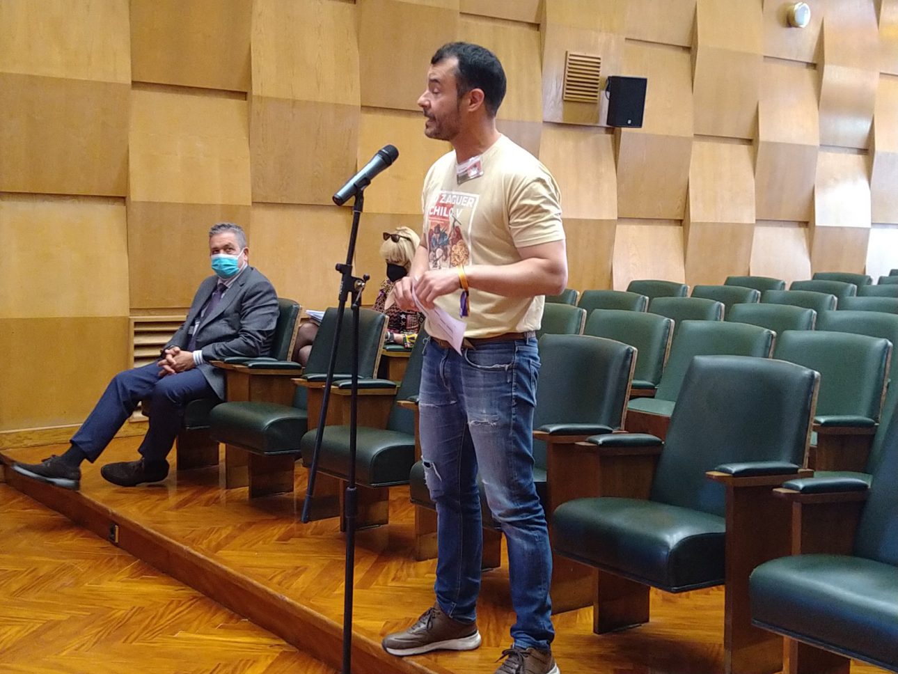 Chuaquín con la camiseta de la jotera orinando