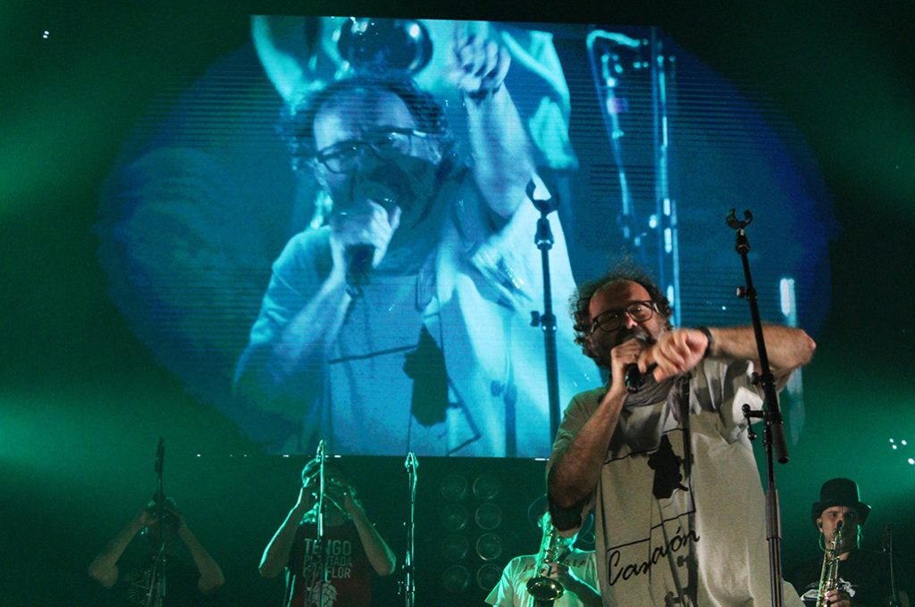 Uno de los cantantes de Ixo Rai y su imagen en la pantalla del concierto de este 23 de abril en Zaragoza