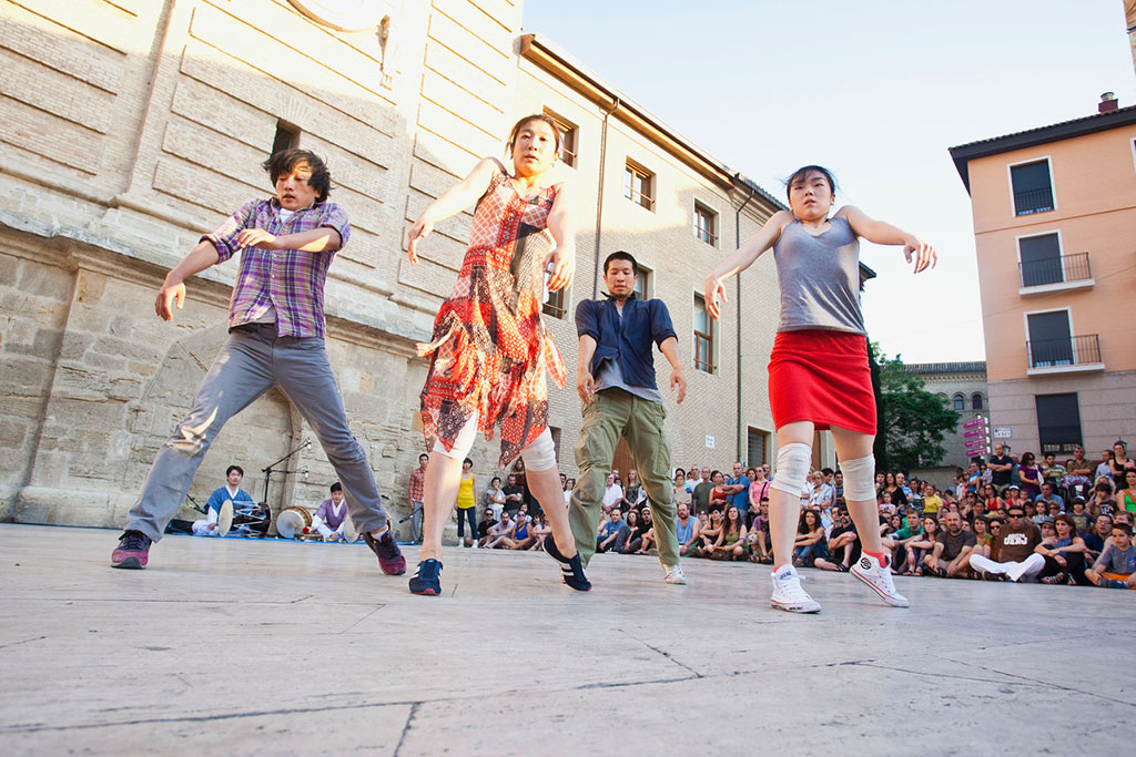 Cuatro bailarines y bailarinas saltan cuando interpretan un baile en el Festival de Danza Trayectos de Zaragoza