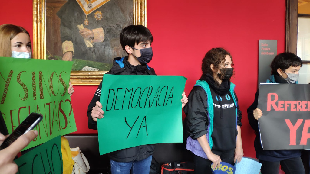 Un grupo de estudiantes portan carteles donde se leen proclamas por la no eliminación de la convocatoria de septiembre en la universidad