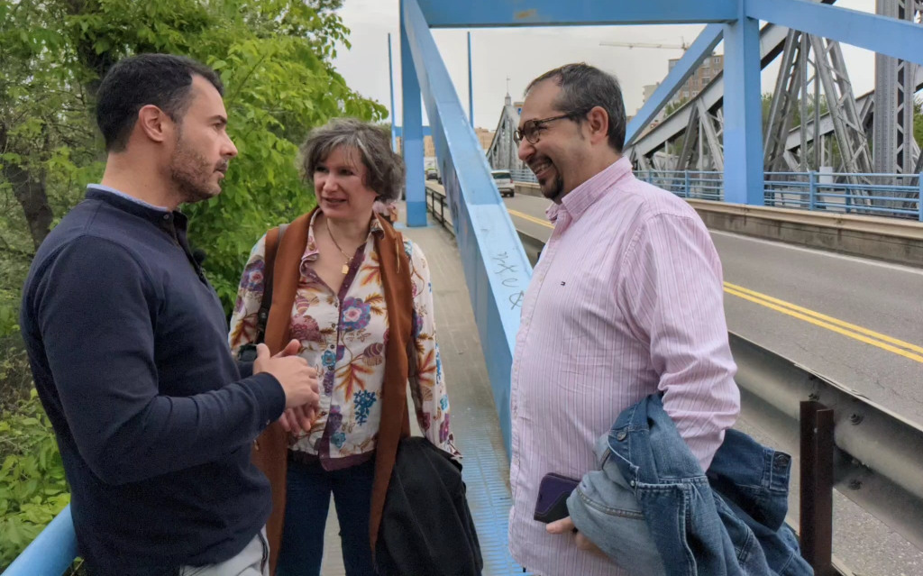 Tres personas sobre el puente sobre el río galligo en santa isabel en zaragoza