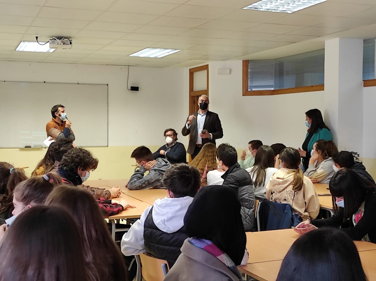 Integrantes de Comarca Km0 ofrecen una charla en un instituto