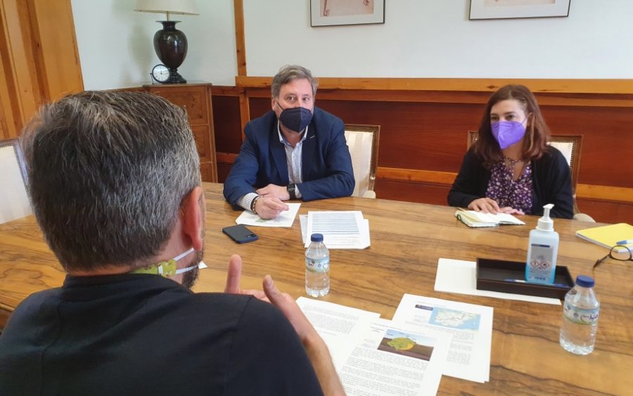 Soro en una mesa con una representante de Bielas Salvajes