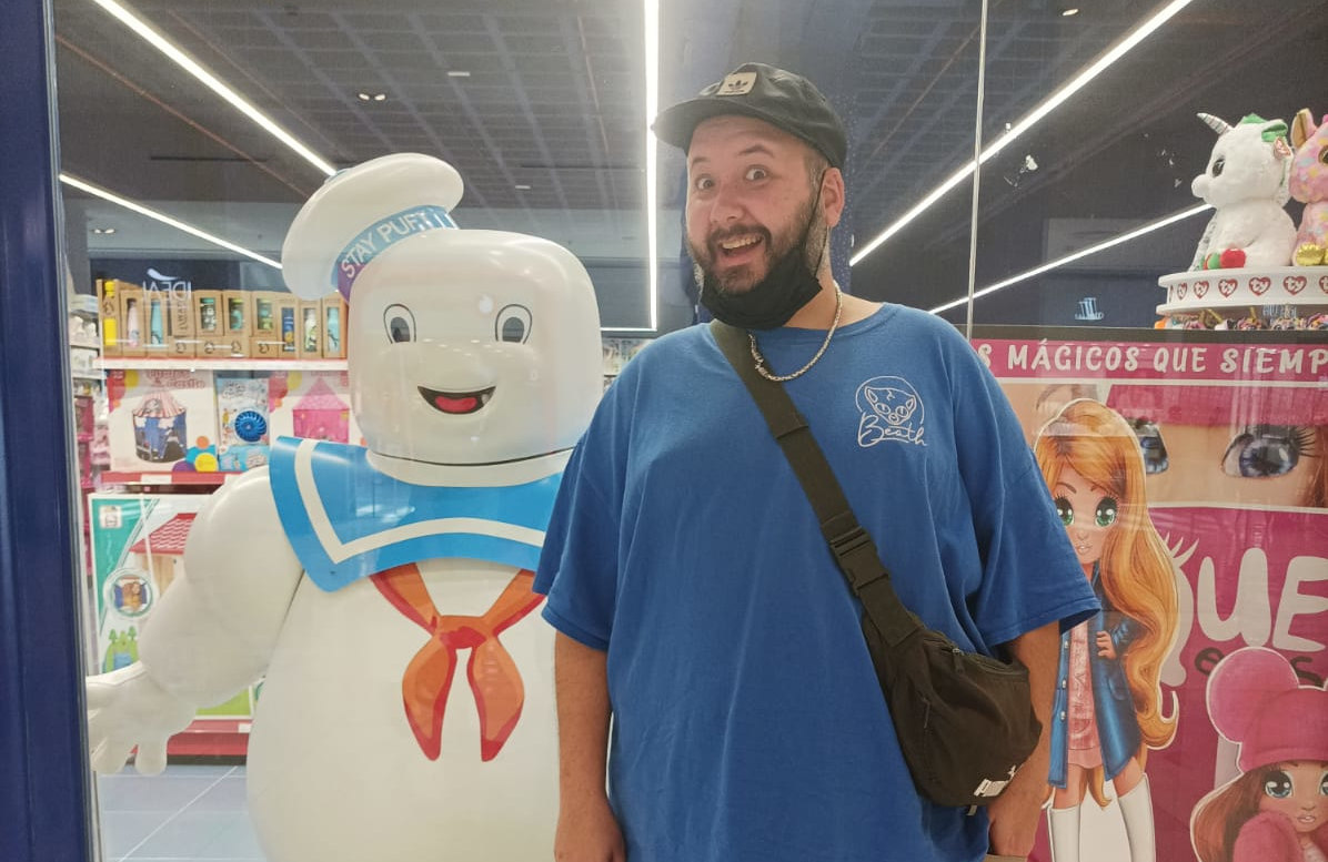 El dj Stay Puft con un muñeco que se parece a él