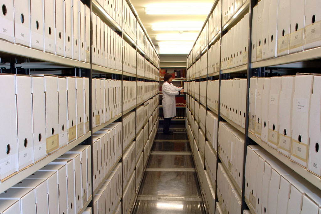 pasillo del archivo de uesca con miles de carpetas de documentos entre ellos los de Joaquín Costa