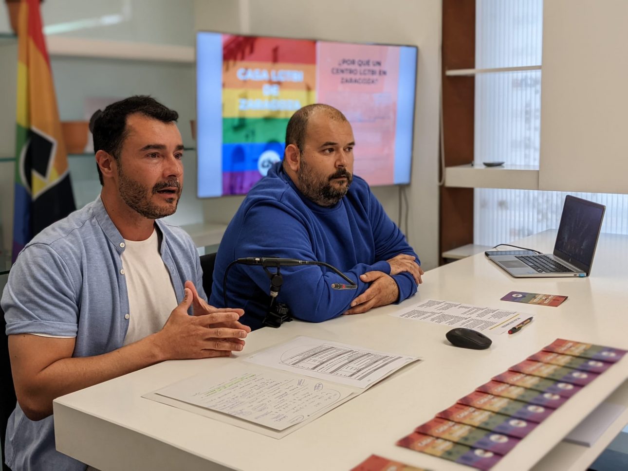 Chuaquín Bernal y Alberto Alcaine durante la presentación de la casa lgtbi. Foto: CHA.