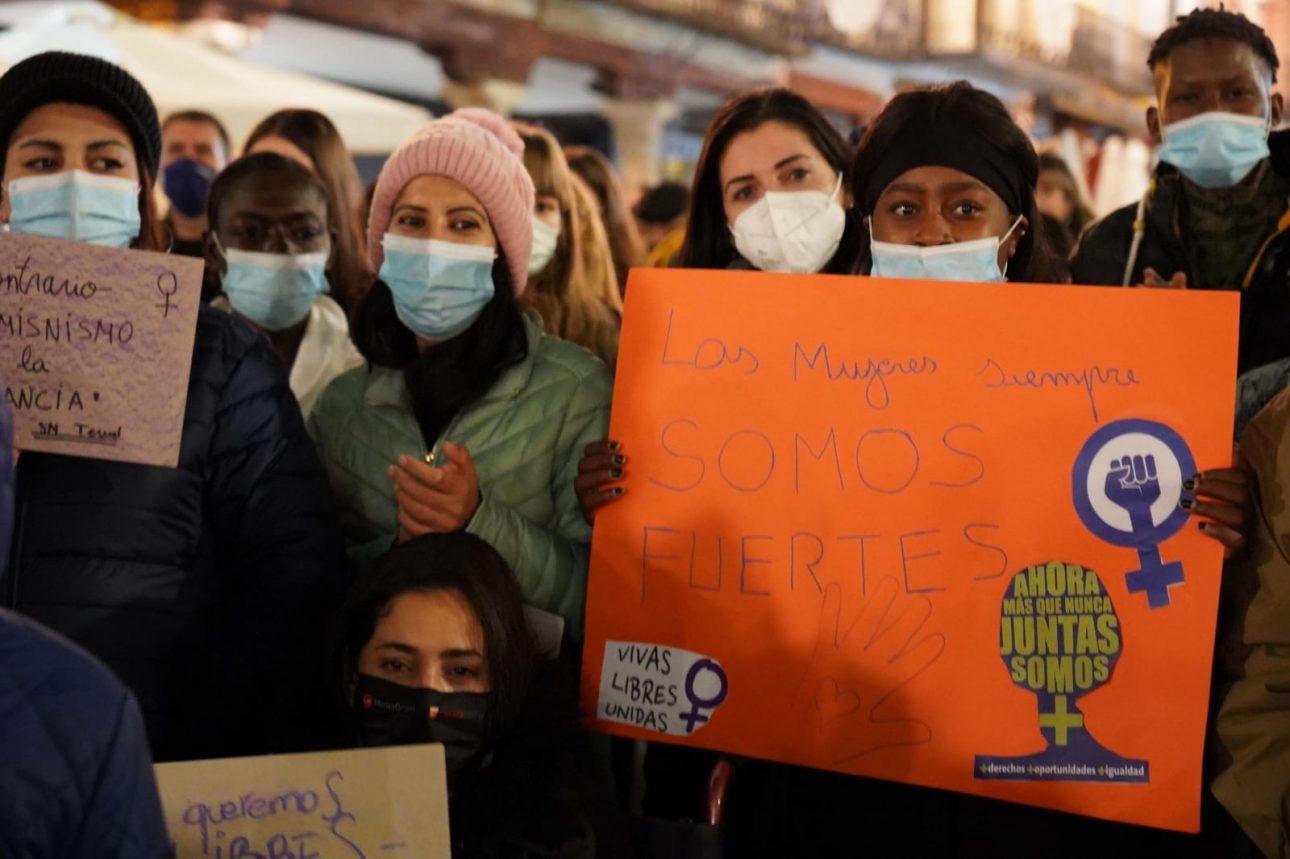 Diversas manifestantes con carteles feministas en la manifestación del 8 de marzo, para ilustrar una noticia sobre un encuentro feminista