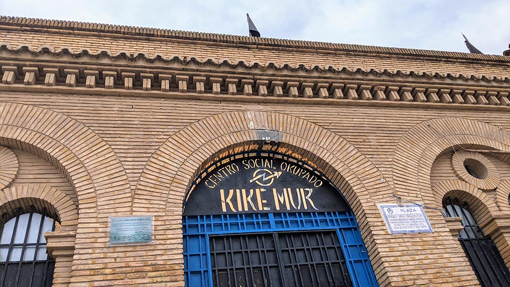 Entrada de la antigua cárcel de torrero, un edificio antiguo reacondicionado por el centro social okupado Kike Mur